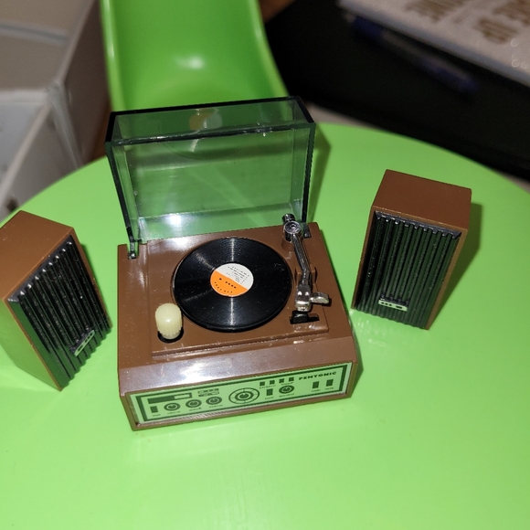 Working Barbie Record player with speakers - Picture 2 of 2